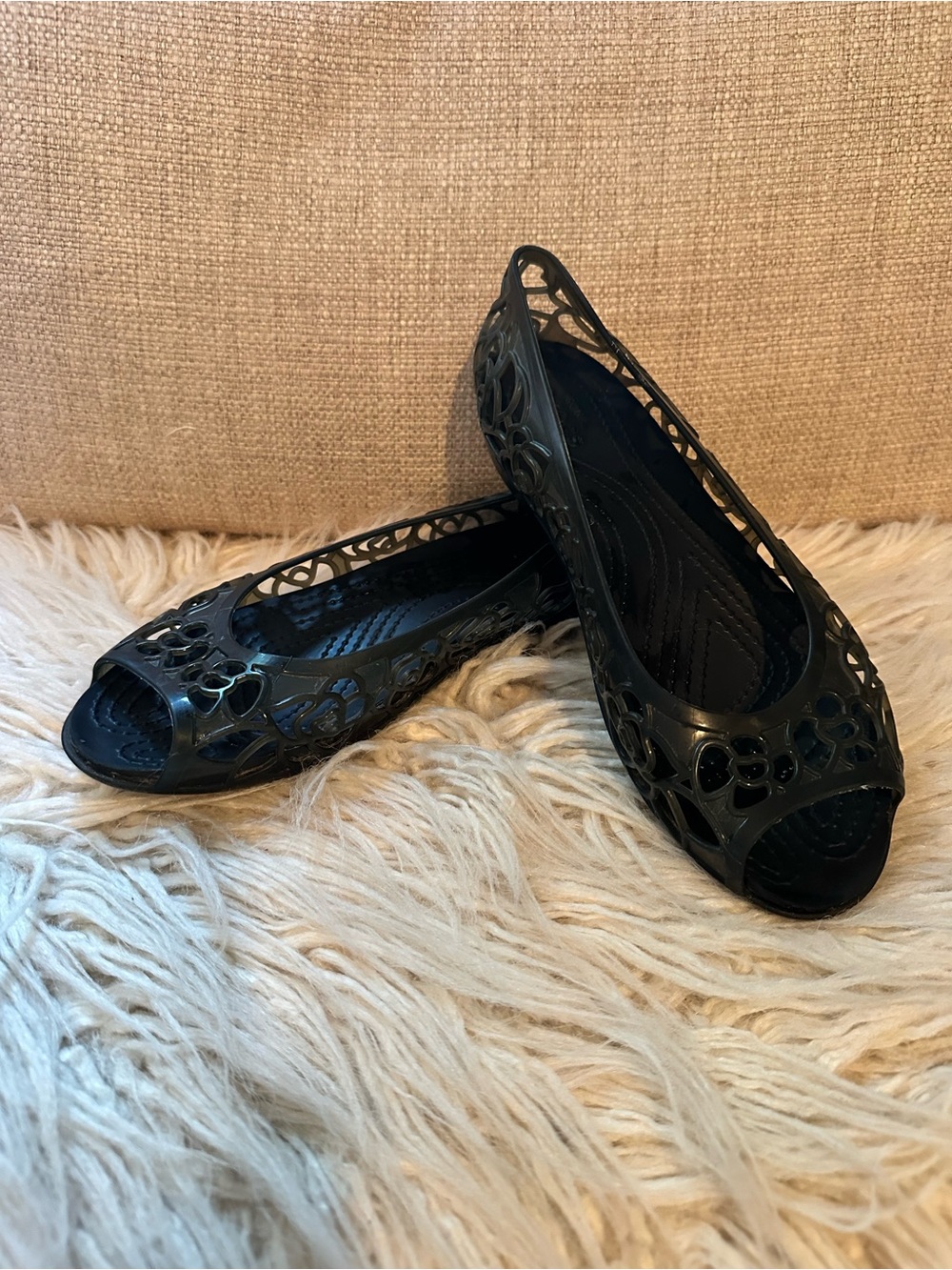 2 Pairs of Crocs Women’s size 6 Flats | Lightweight, Comfort Shoes - Picture 11 of 12